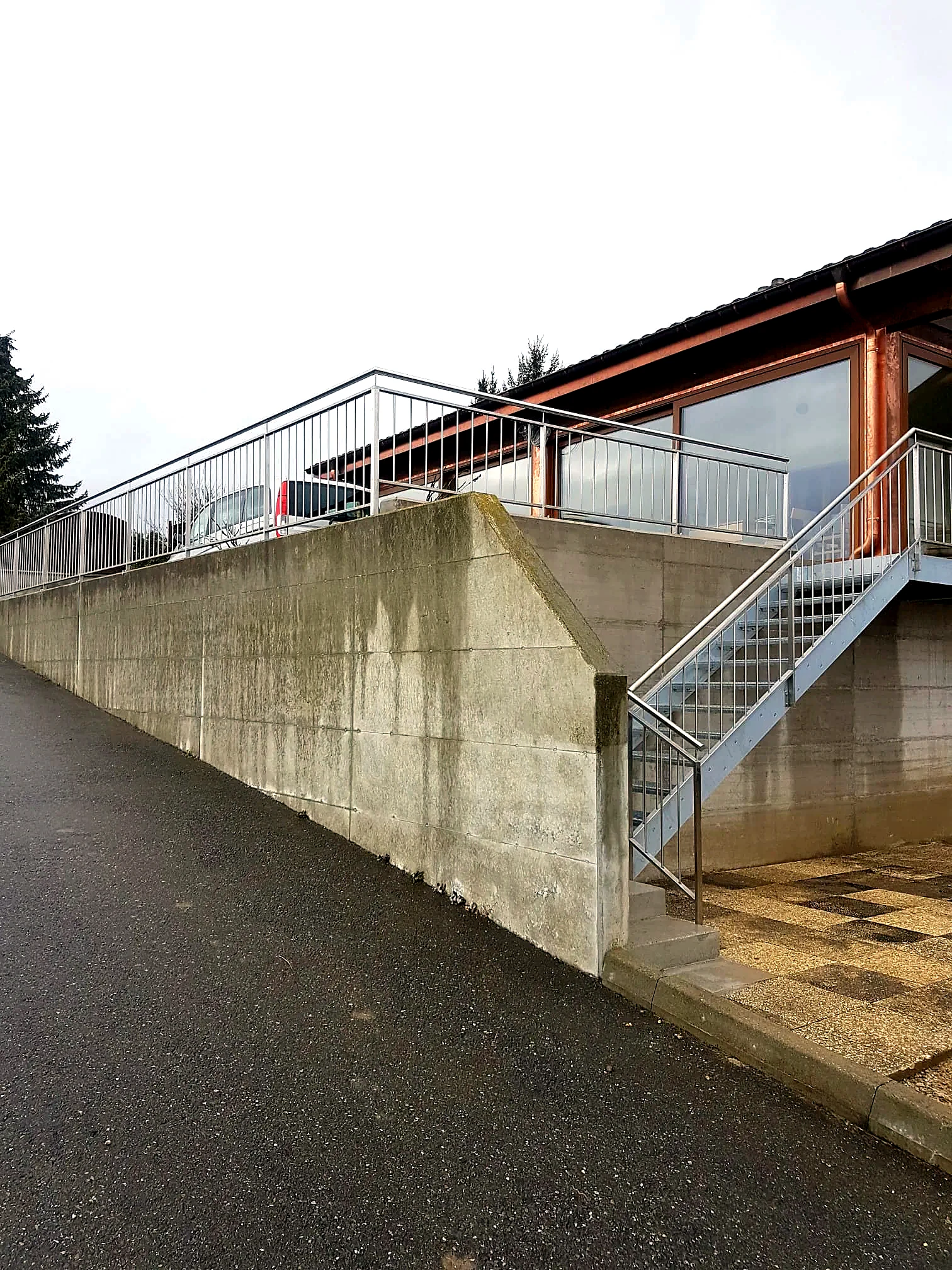 Escalier métallique extérieur avec garde-corps